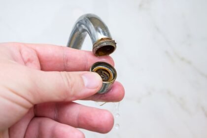 how to remove faucet aerator